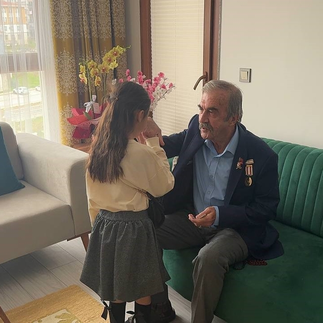 Depremzede Eroğlu ailesi yeni evlerinde ilk bayram sevincini yaşadı