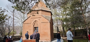 Ahlat’taki türbeye bayramda ziyaretçi akını