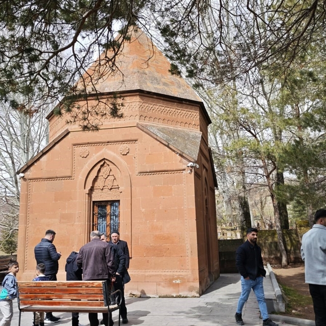 Ahlat'taki türbeye bayramda ziyaretçi akını