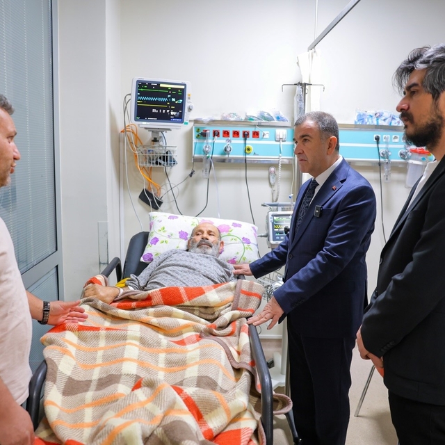 Hastanede tedavi gören vatandaşlara bayram ziyareti