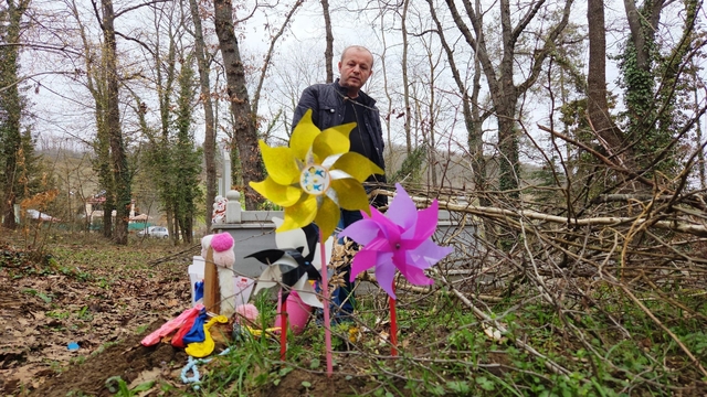 13 yaşındaki kızlarını kazada kaybeden ailenin en acı bayramı
Kazada ölen 13 yaşındaki kızlarının mezarına bayram şekeri götürdüler