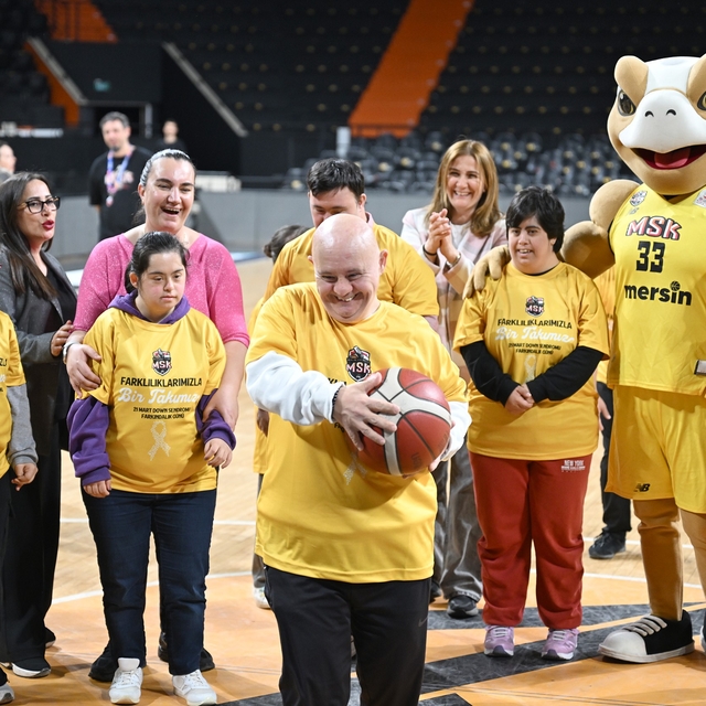 Down sendromlu çocuklar Mersin Spor Kulübü ile aynı sahada buluştu
