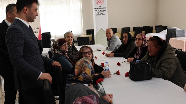 Erzincan'da huzurevi sakinleriyle bayramlaşıldı