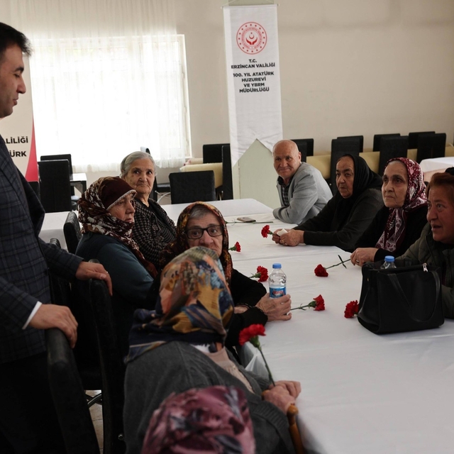Erzincan'da huzurevi sakinleriyle bayramlaşıldı