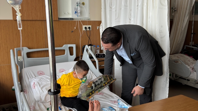 UDER'den hastanede tedavi gören çocuklara bayram ziyareti