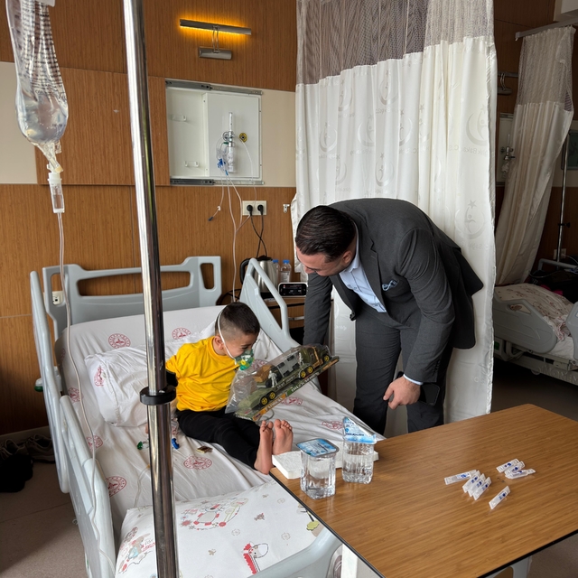 UDER'den hastanede tedavi gören çocuklara bayram ziyareti