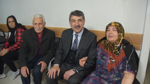 AK Parti Batman Milletvekili Nasıroğlu'ndan hastanede hastalara ziyaret