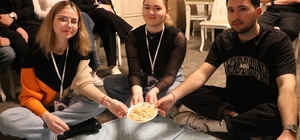 Kayseri’ye gelen Erasmus öğrencileri mantı açtı