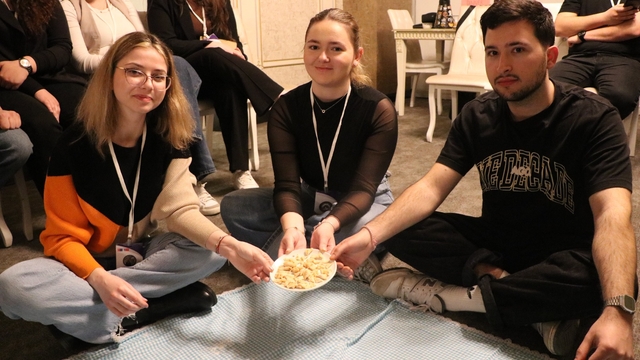 Kayseri'ye gelen Erasmus öğrencileri mantı açtı