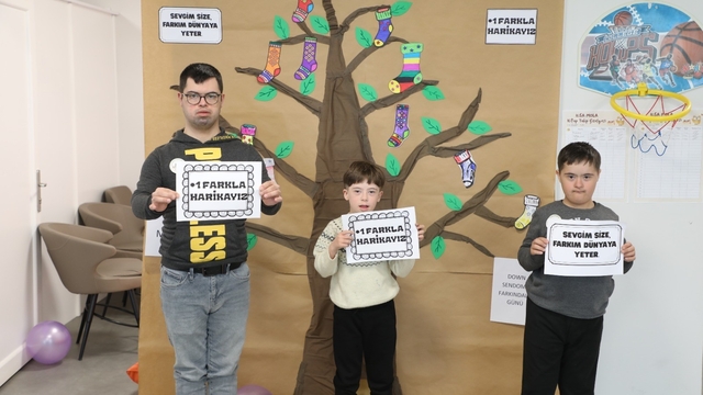 Muğla'da çoraplar farkındalık için boyandı