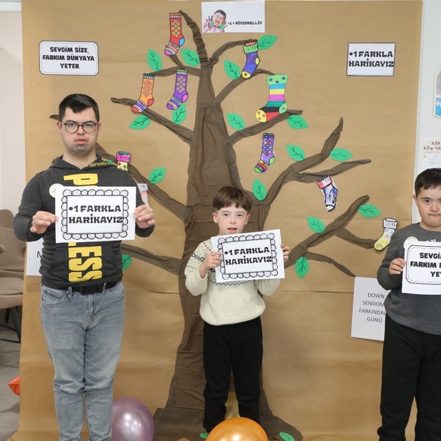 Muğla'da çoraplar farkındalık için boyandı