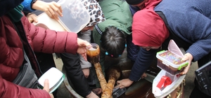 Mesir Macunundan alabilmek için kazanın içine girdiler Manisa'da Nevruz ve mesir coşkusu bir arada yaşandı Manisalılar temsili olarak karılan mesirden alabilmek için kazana akın etti Yaklaşık 10 ton mesir macunu, 26 Nisan Pazar günü Sultan Camii'nin minare ve kubbelerinden halka saçılacak