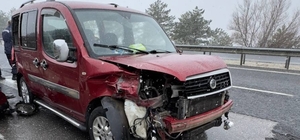Uşak'ta bariyere çarpan hafif ticari araçtaki 6 kişi yaralandı