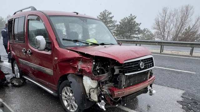 Uşak'ta bariyere çarpan hafif ticari araçtaki 6 kişi yaralandı