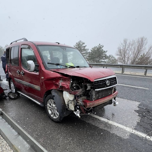 Uşak'ta bariyere çarpan hafif ticari araçtaki 6 kişi yaralandı