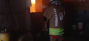 Reyhanlı'da iş yeri alevlere teslim oldu