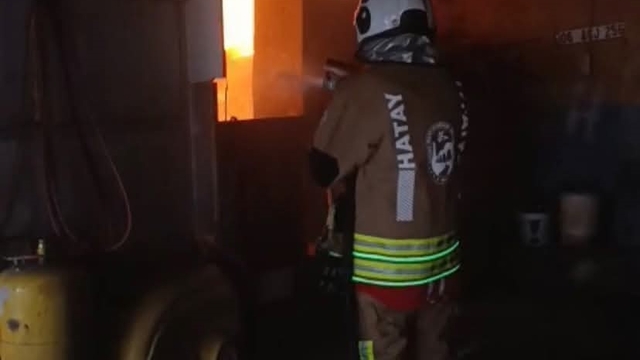 Reyhanlı'da iş yeri alevlere teslim oldu