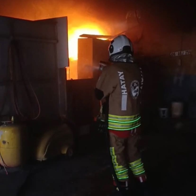 Reyhanlı'da iş yeri alevlere teslim oldu