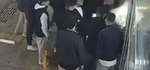 Konuşuyormuş gibi yapıp aniden yumruk attı, ortalık meydan muharebesini aratmadı İki grup arasında çıkan kavga kamerada