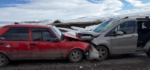 Ardahan'da iki otomobil kafa kafaya çarpıştı: 2 yaralı