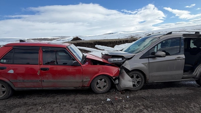 Ardahan'da iki otomobil kafa kafaya çarpıştı: 2 yaralı