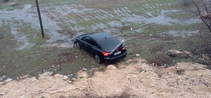 Mardin'de şarampole yuvarlanan otomobildeki 2 kişi yaralandı