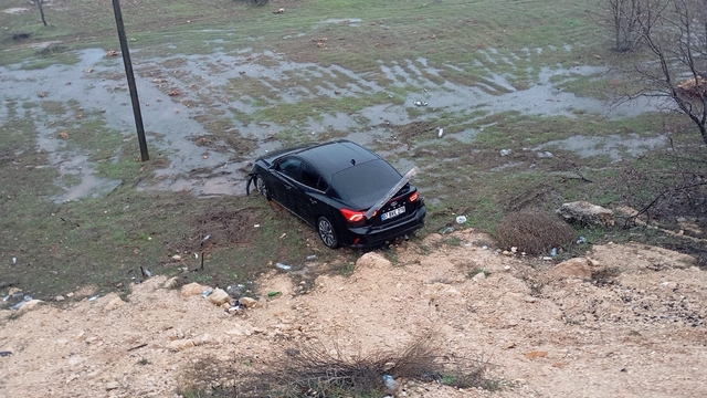 Mardin'de şarampole yuvarlanan otomobildeki 2 kişi yaralandı