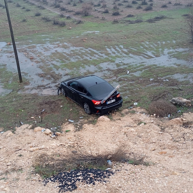 Mardin'de şarampole yuvarlanan otomobildeki 2 kişi yaralandı