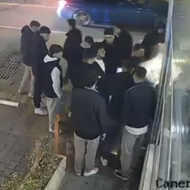 Konuşuyormuş gibi yapıp aniden yumruk attı, ortalık meydan muharebesini ara...