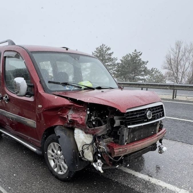 Uşak'ta hafif ticari aracın bariyere çarpması sonucu 6 kişi yaralandı