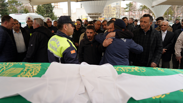 Kazada ölen tıp öğrencisi Yaren'in cenazesine, arkadaşları beyaz önlükle katıldı