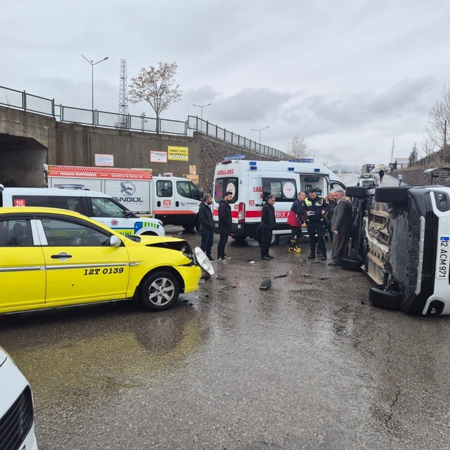 Bingöl'de trafik kazası : 5 yaralı