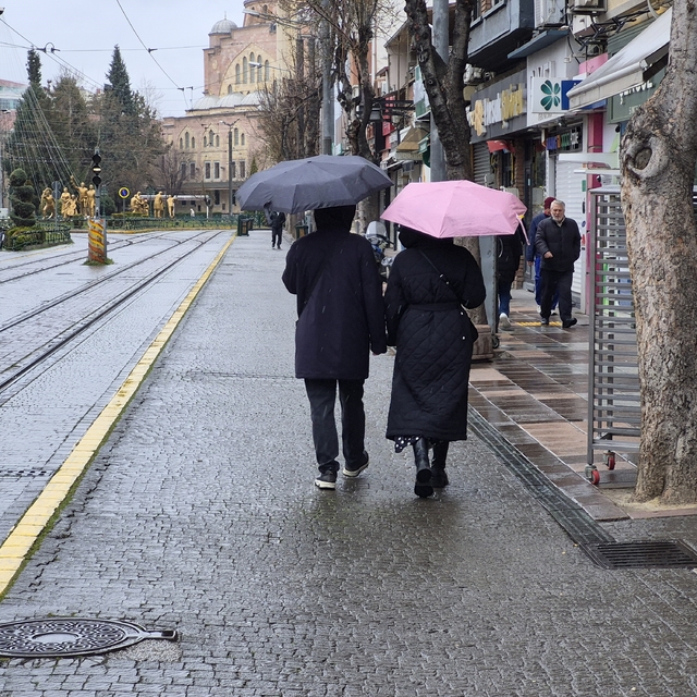 Eskişehir güne yağmurla başladı