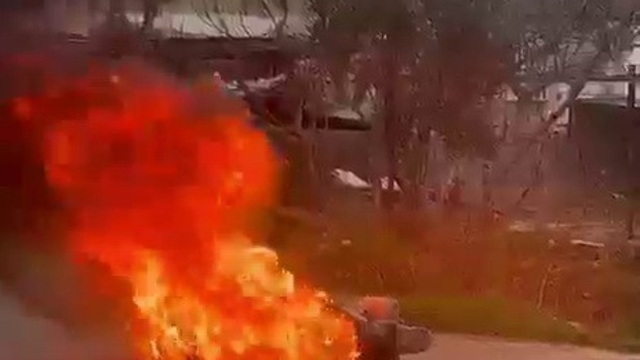 Seyir halindeki motosiklet yandı