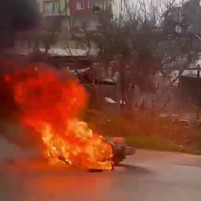 Seyir halindeki motosiklet yandı