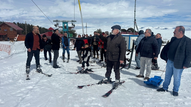 Ardahan'da İl Genel Meclisi üyelerinin kayak keyfi