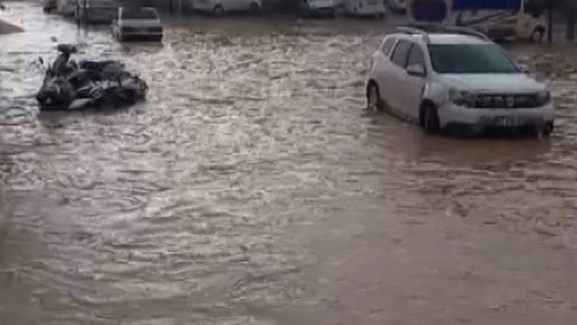 Gaziantep'te dolu ve sağanak etkili oldu
Dolu yağışı etrafı beyaz örtüyle kapladı, yağmur sonrası dereler taştı, cadde ve sokaklar göle döndü