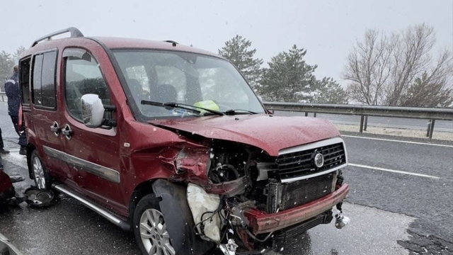 Uşak'ta hafif ticari aracın bariyere çarpması sonucu 6 kişi yaralandı