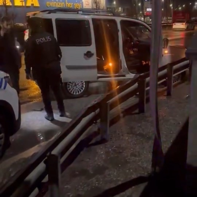 Bursa'da silahla alıkoyduğu kadına kurşun yağdırdı
İlk müdahalesi olay yeri...