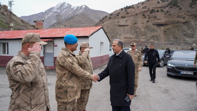 Hakkari Valisi'nden jandarmaya moral ziyareti