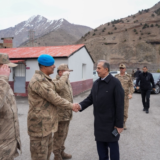 Hakkari Valisi'nden jandarmaya moral ziyareti