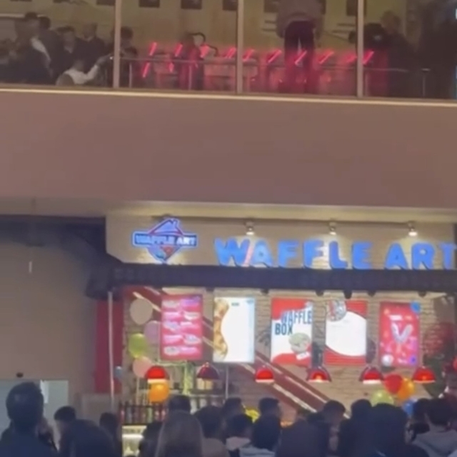 Vatandaşlar sinemada film izler gibi yemek katından kavgayı izledi
Bursa'da...