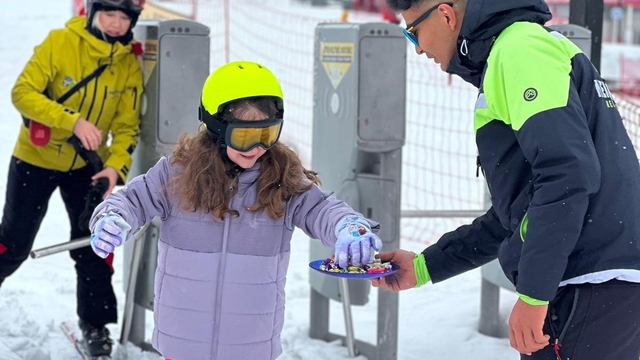 Erciyes'te kayak tutkunlarına bayram şekeri ikram edildi