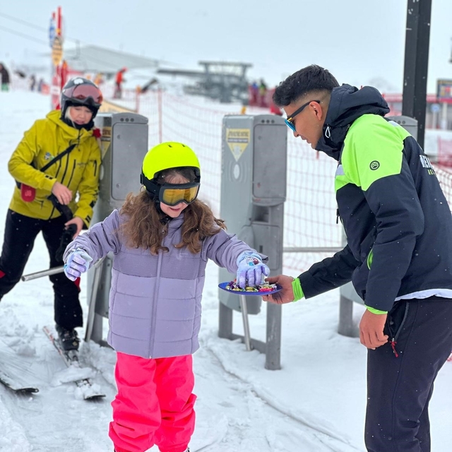 Erciyes'te kayak tutkunlarına bayram şekeri ikram edildi