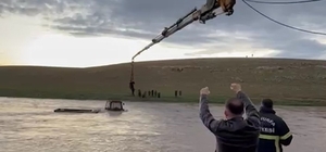 Derede mahsur kalan traktörün sürücüsü vinçle kurtarıldı