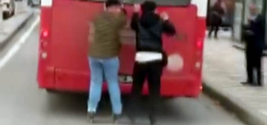 Otobüsün arkasına tutunan patenli çocukların tehlikeli yolculuğu kamerada