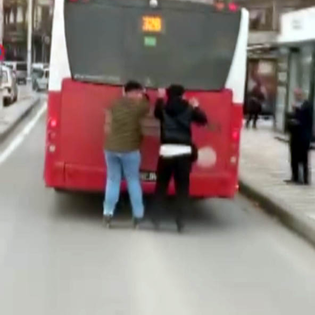 Otobüsün arkasına tutunan patenli çocukların tehlikeli yolculuğu kamerada