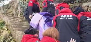 Heyelan nedeniyle yolu kapanan köyüne gitmek isteyen kadını sedyeyle taşıdılar