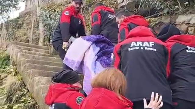 Heyelan nedeniyle yolu kapanan köyüne gitmek isteyen kadını sedyeyle taşıdılar