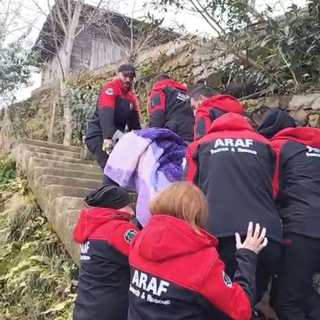 Heyelan nedeniyle yolu kapanan köyüne gitmek isteyen kadını sedyeyle taşıdı...